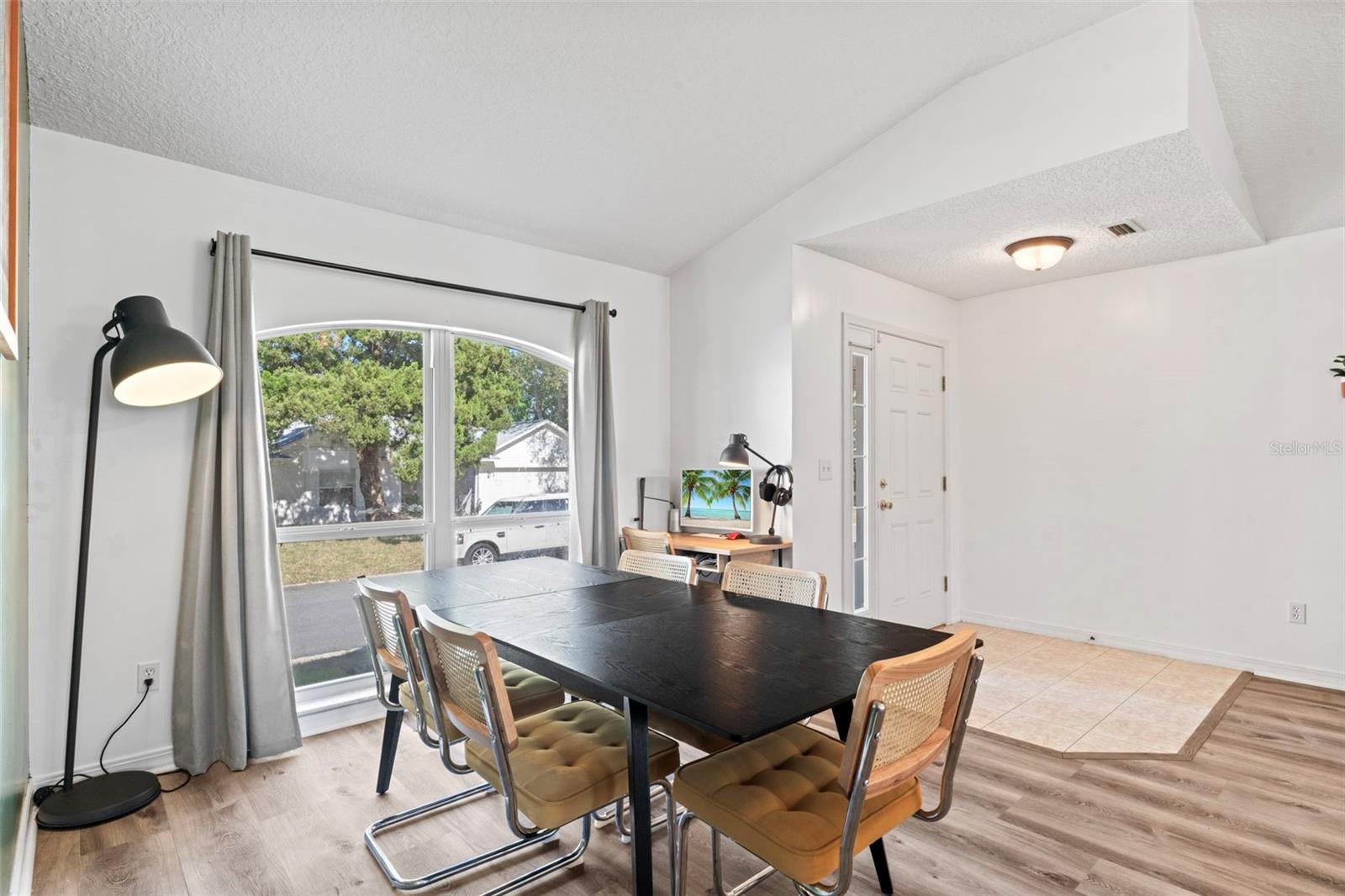 Image 12 of 41 For 420 Island View Circle