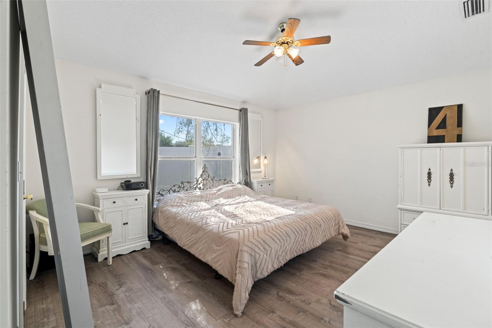 Image 15 of 41 For 420 Island View Circle