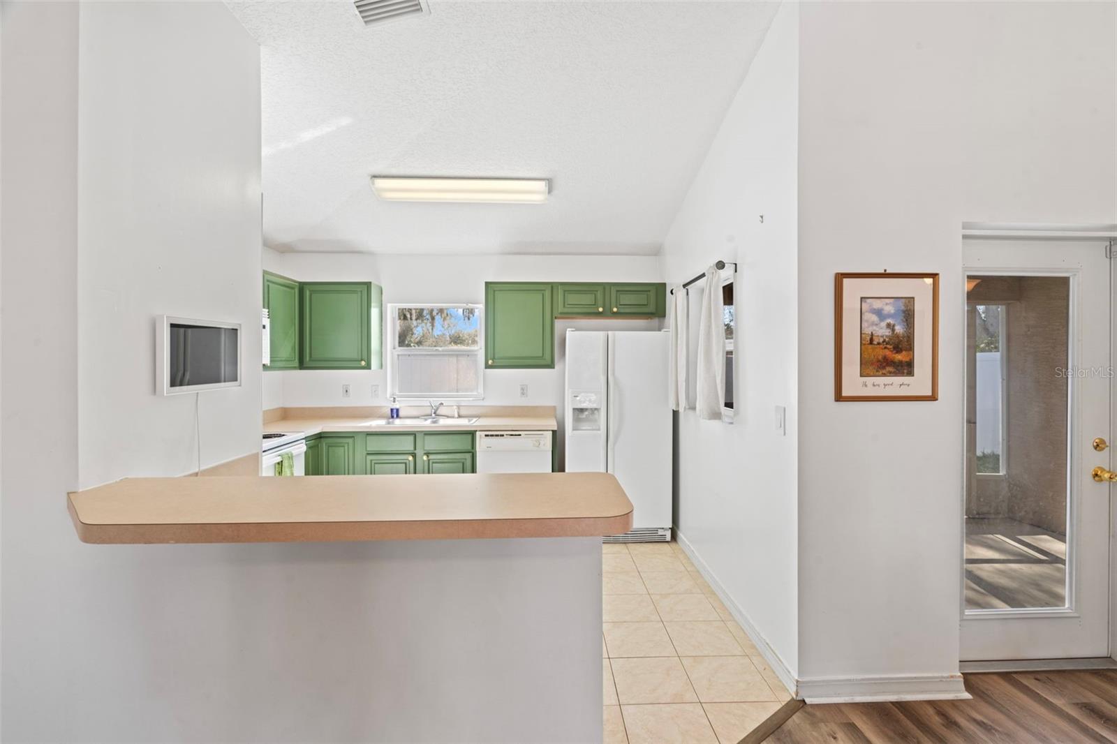 Image 7 of 41 For 420 Island View Circle