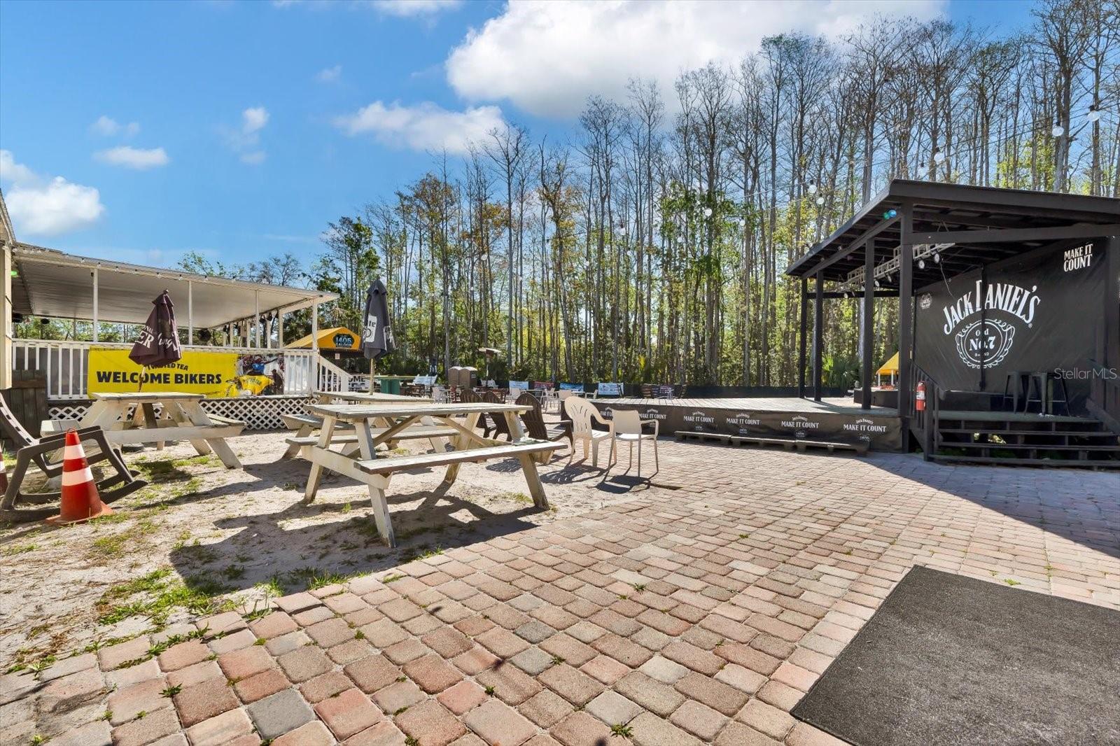Listing photo id 8 for 1405 Moody Boulevard