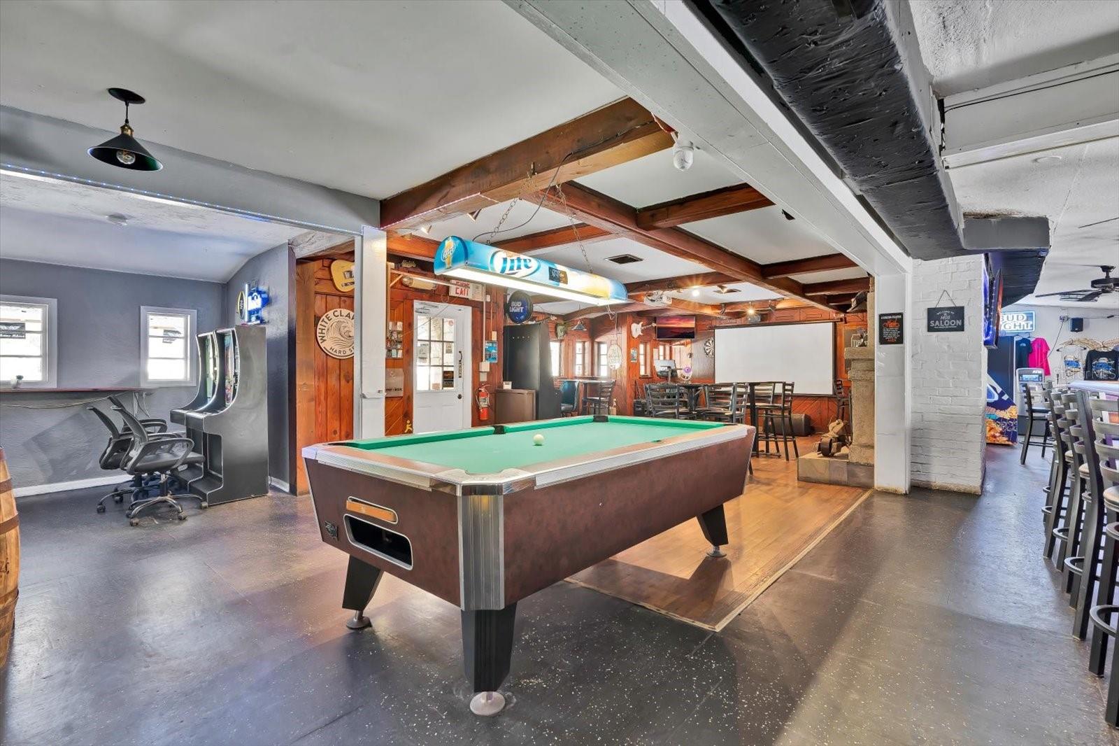 Listing photo id 11 for 1405 Moody Boulevard