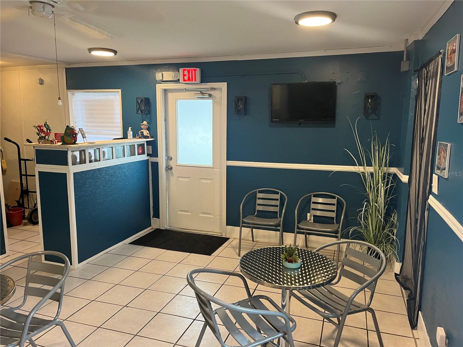 Listing photo id 16 for 1405 Moody Boulevard