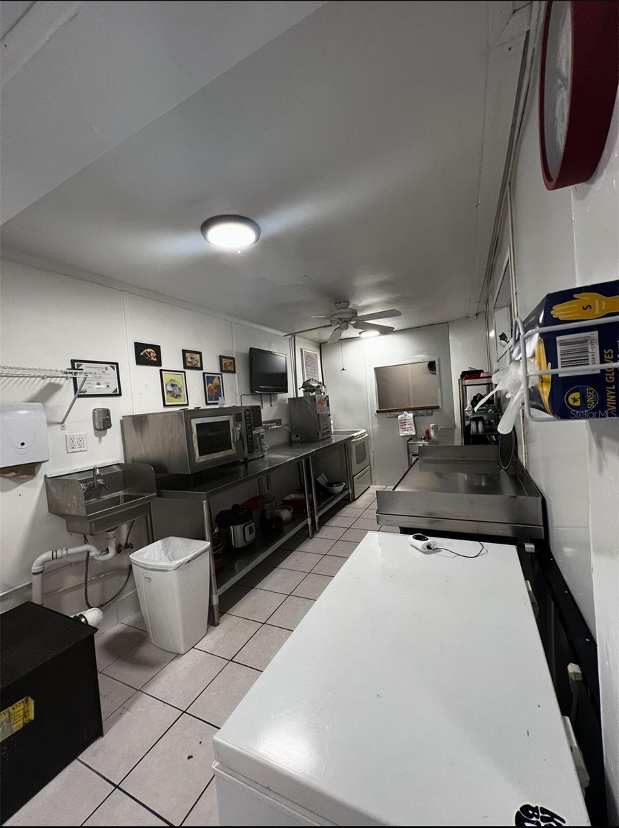 Listing photo id 17 for 1405 Moody Boulevard