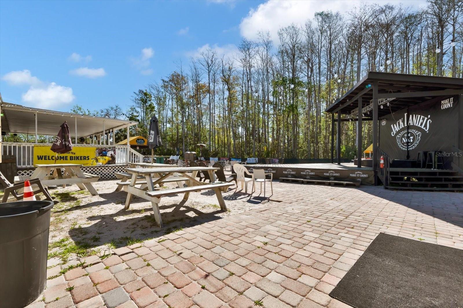 Listing photo id 5 for 1405 Moody Boulevard
