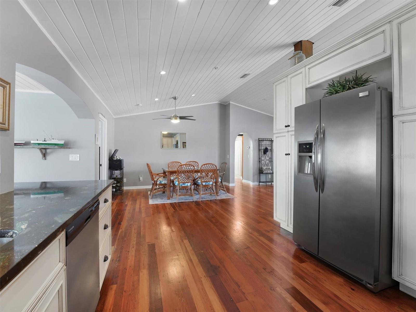 Image 16 of 46 For 40 Clarendon Court N