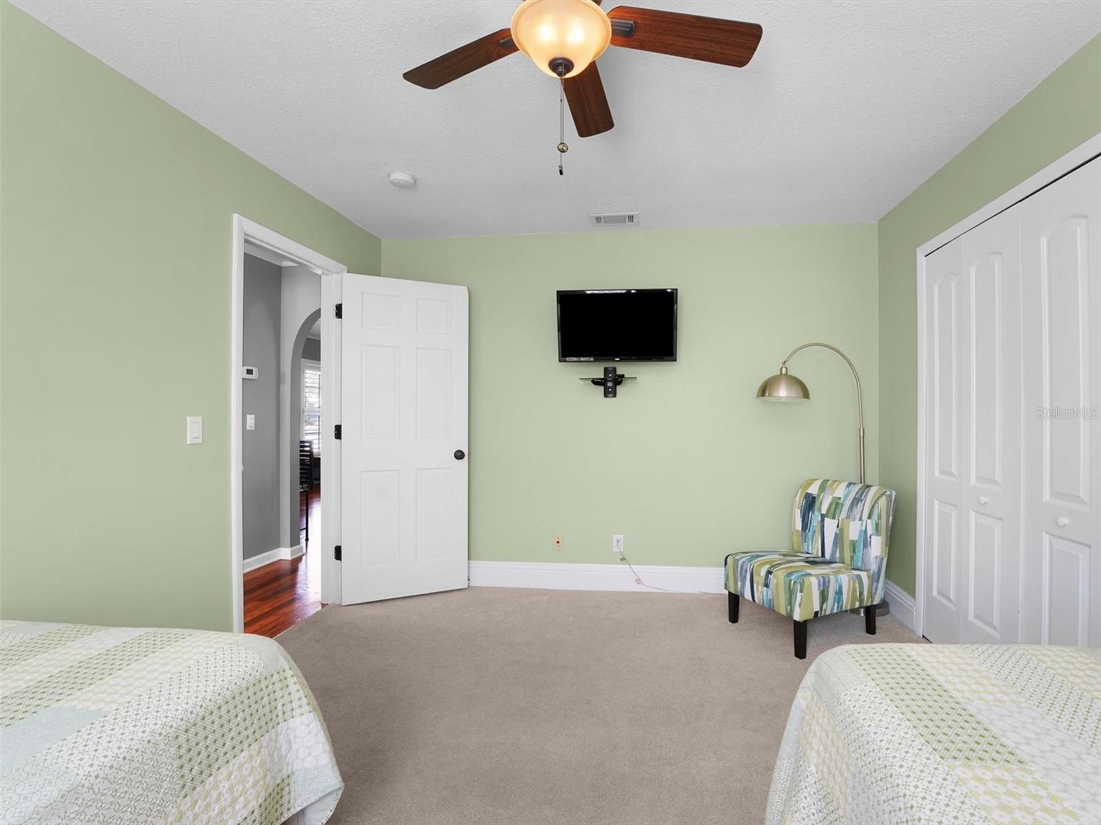 Image 25 of 46 For 40 Clarendon Court N
