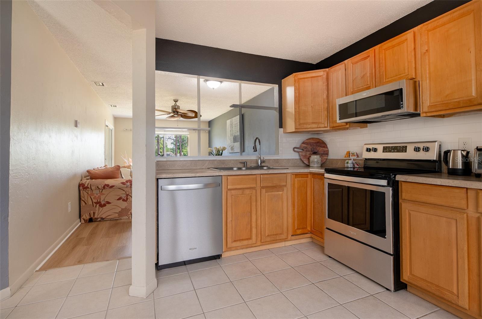 Image 10 of 31 For 9 Kings Colony Court N
