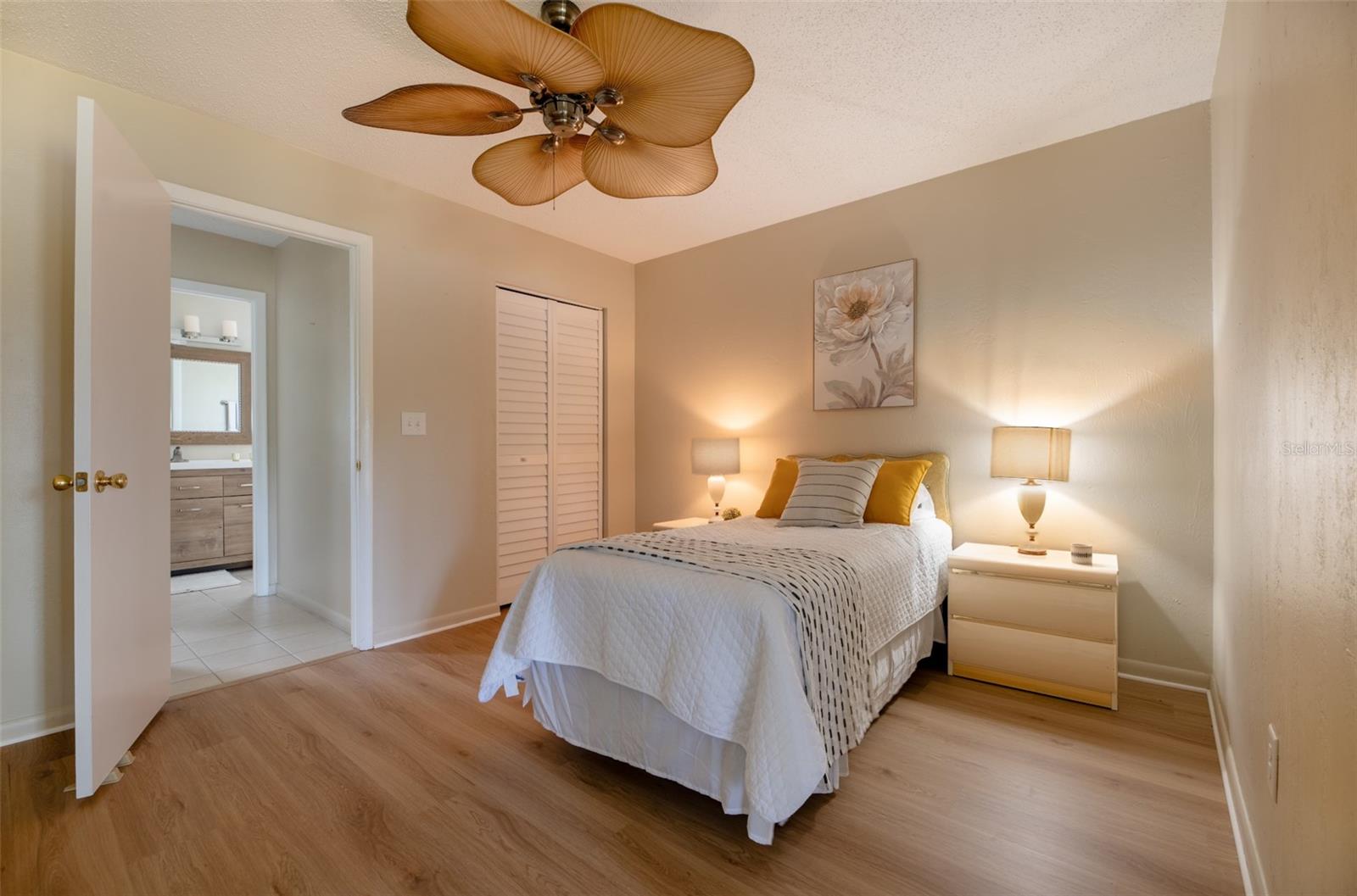 Image 20 of 31 For 9 Kings Colony Court N