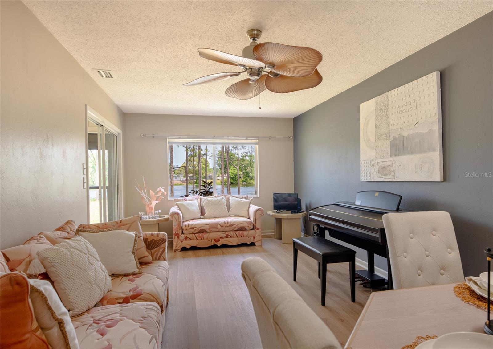 Image 4 of 31 For 9 Kings Colony Court N