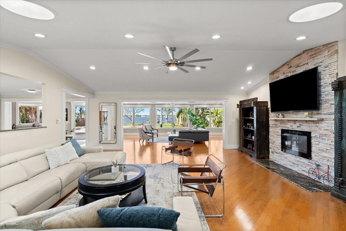 Image 10 of 77 For 2924 River Point Drive