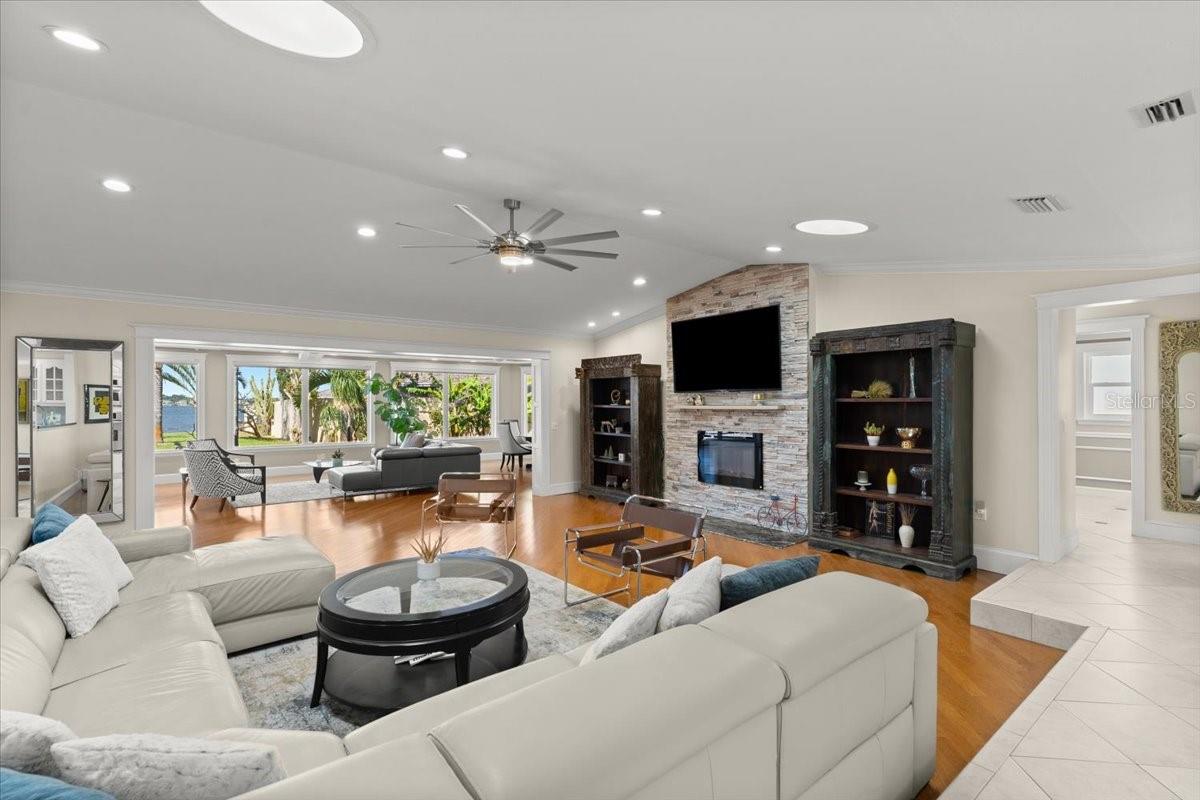 Image 9 of 77 For 2924 River Point Drive