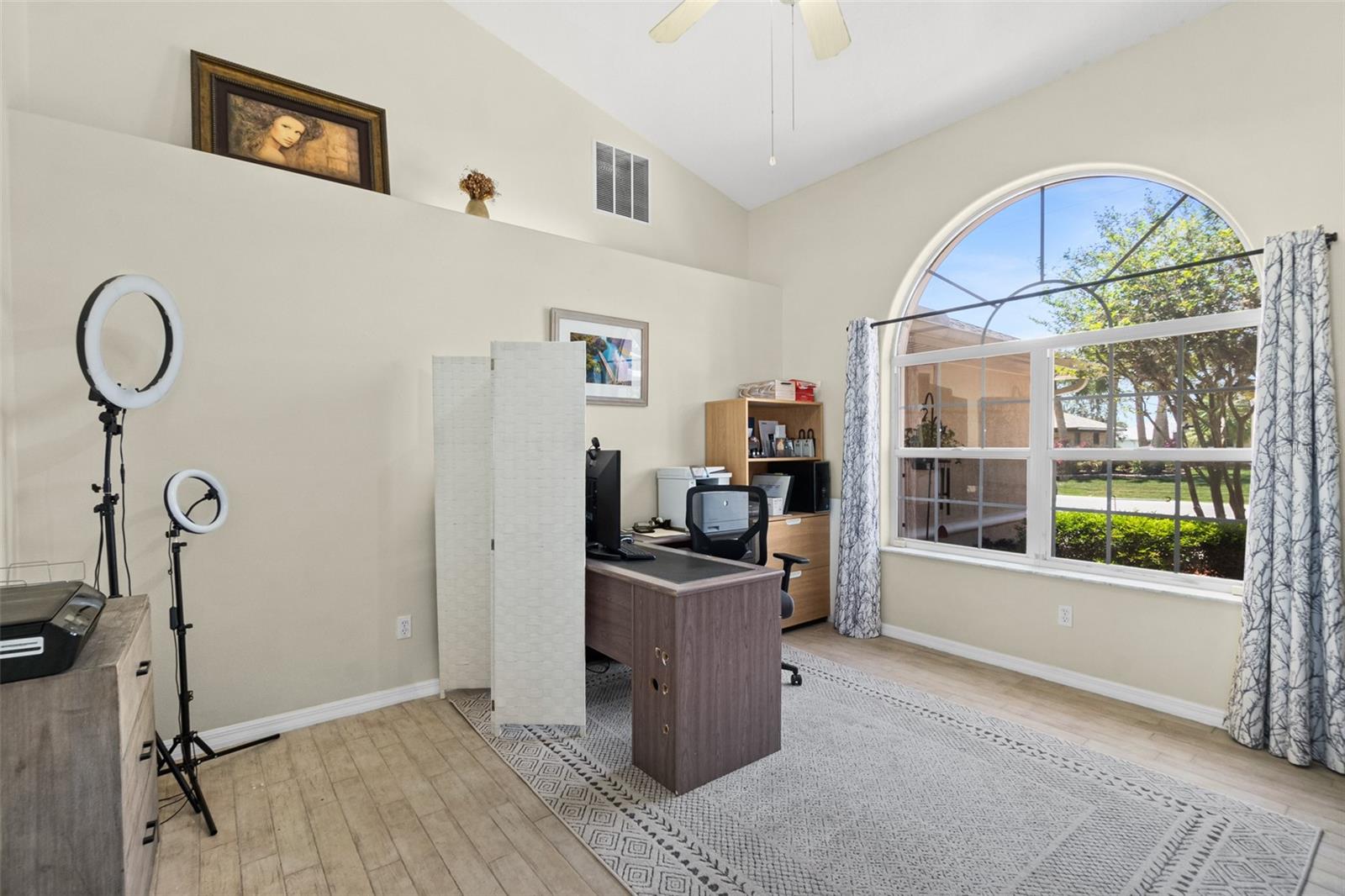 Image 10 of 75 For 13 Crescent Court S