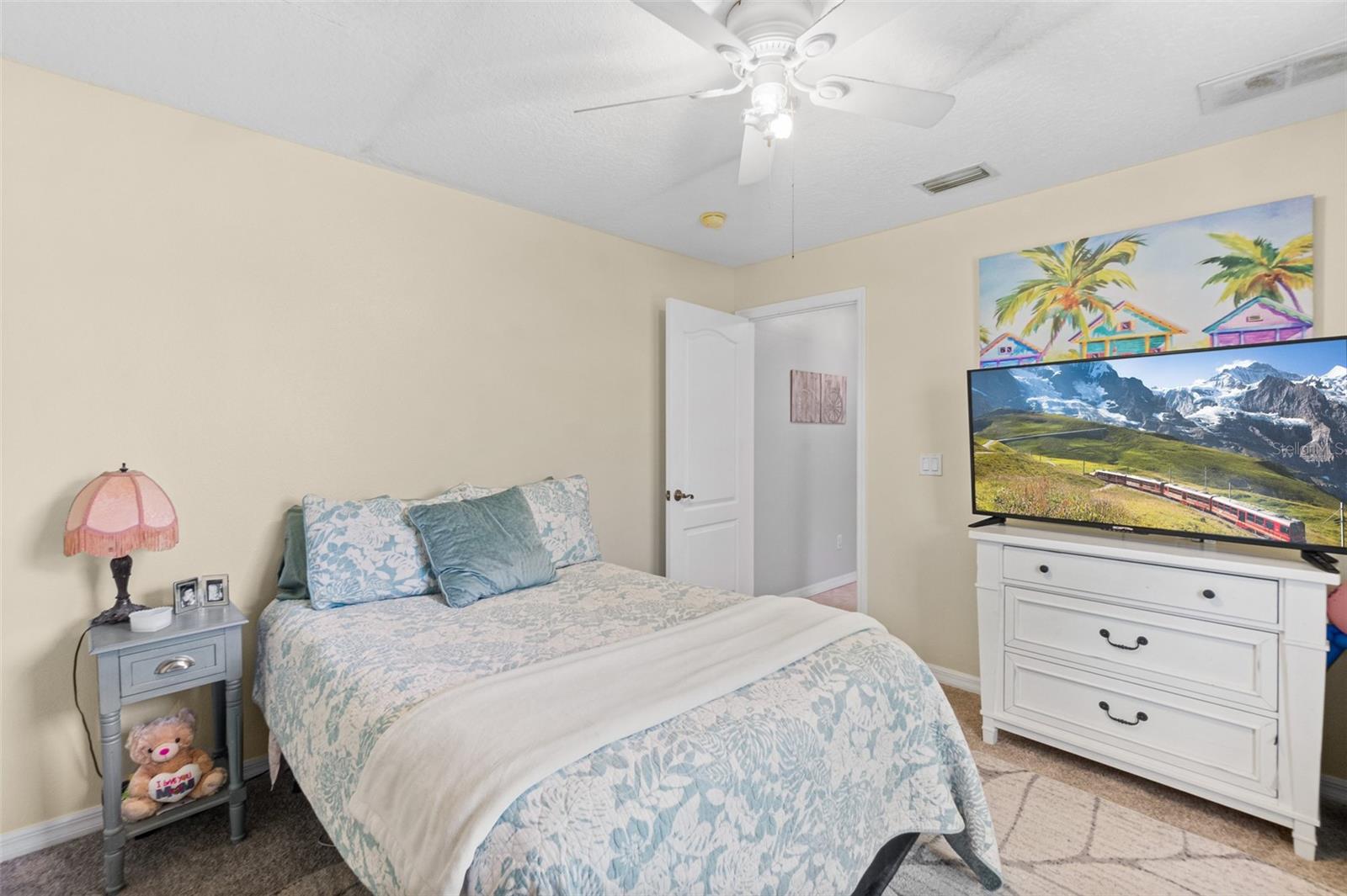 Image 36 of 75 For 13 Crescent Court S