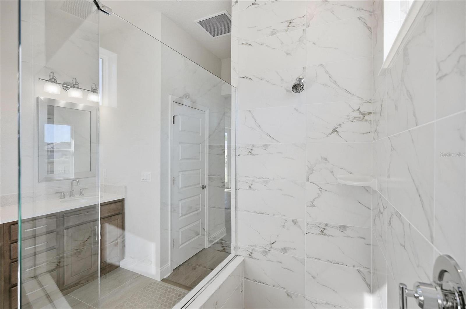 Image 20 of 25 For 250 Hawthorn Avenue