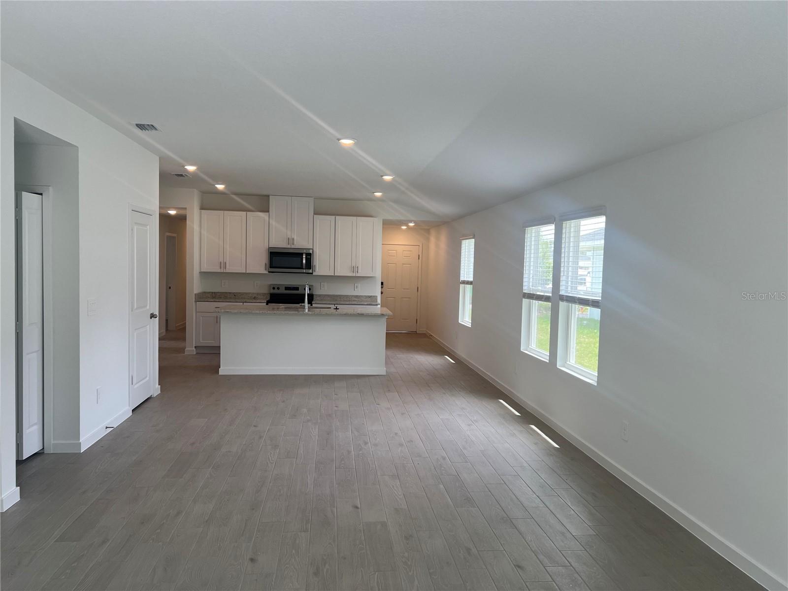 Image 4 of 50 For 28 Derbyshire Drive