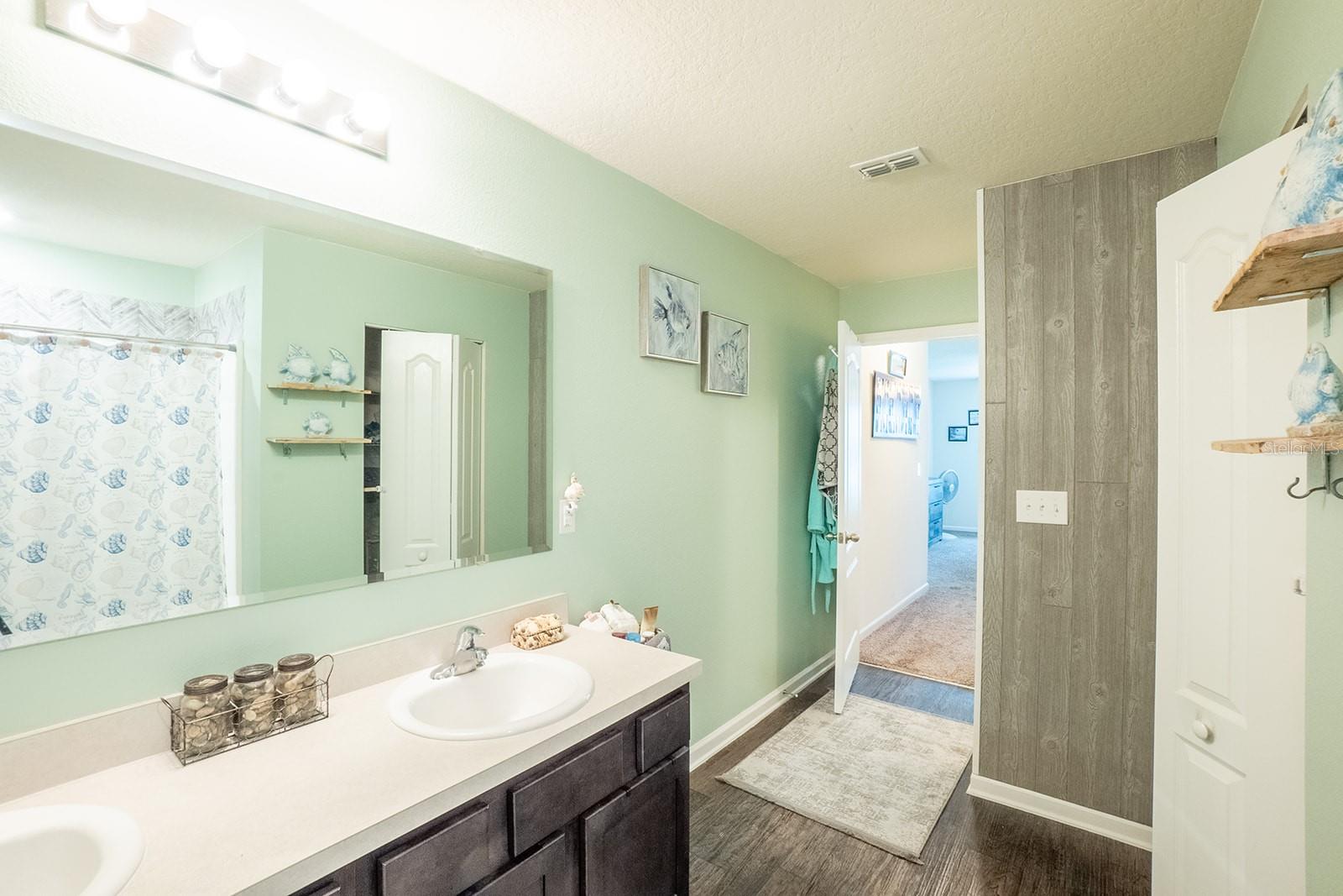 Image 33 of 61 For 15 Grand Par Court