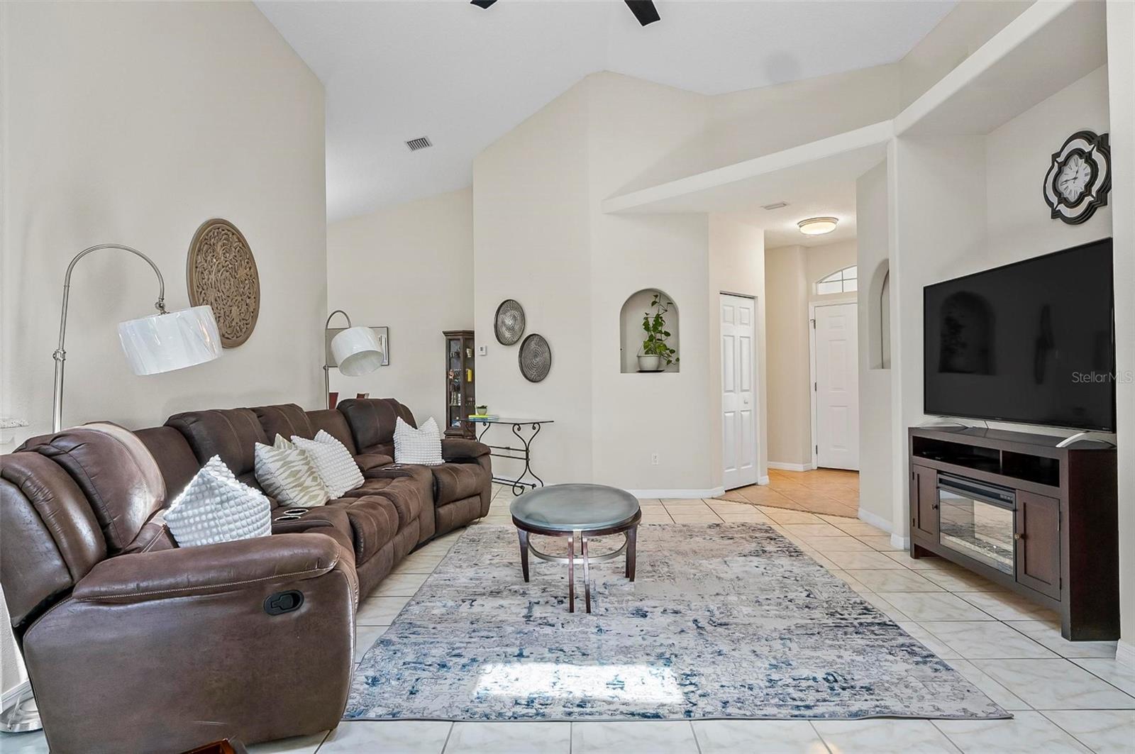 Image 8 of 34 For 19 Raintree Circle