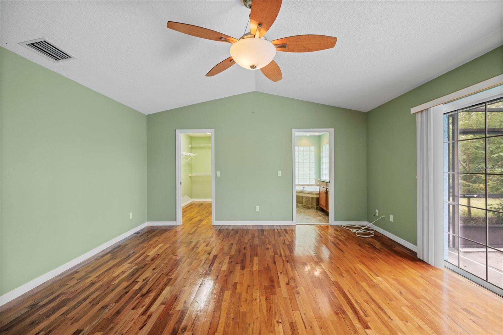 Image 33 of 66 For 1501 Lambert Avenue