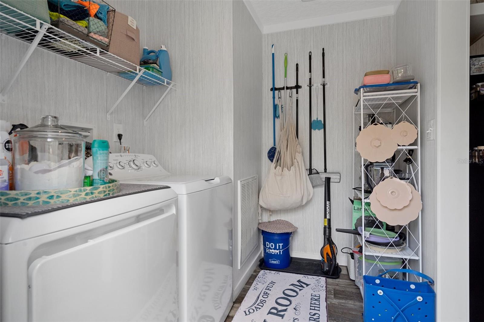 Listing photo id 14 for 7538 Organdy Lane