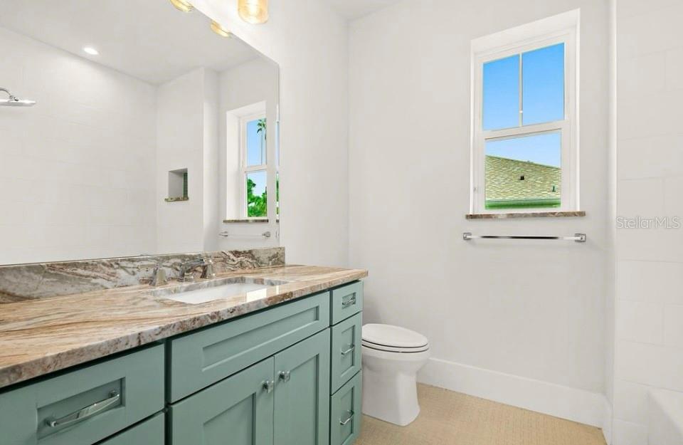 Image 16 of 22 For 2509 Lakeshore Drive