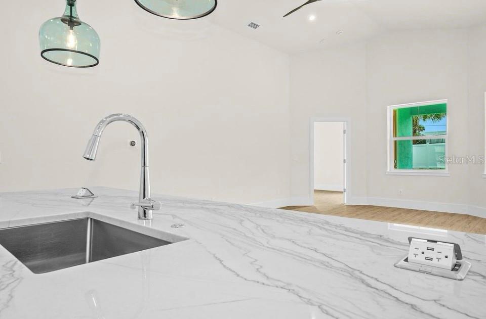 Image 9 of 22 For 2509 Lakeshore Drive