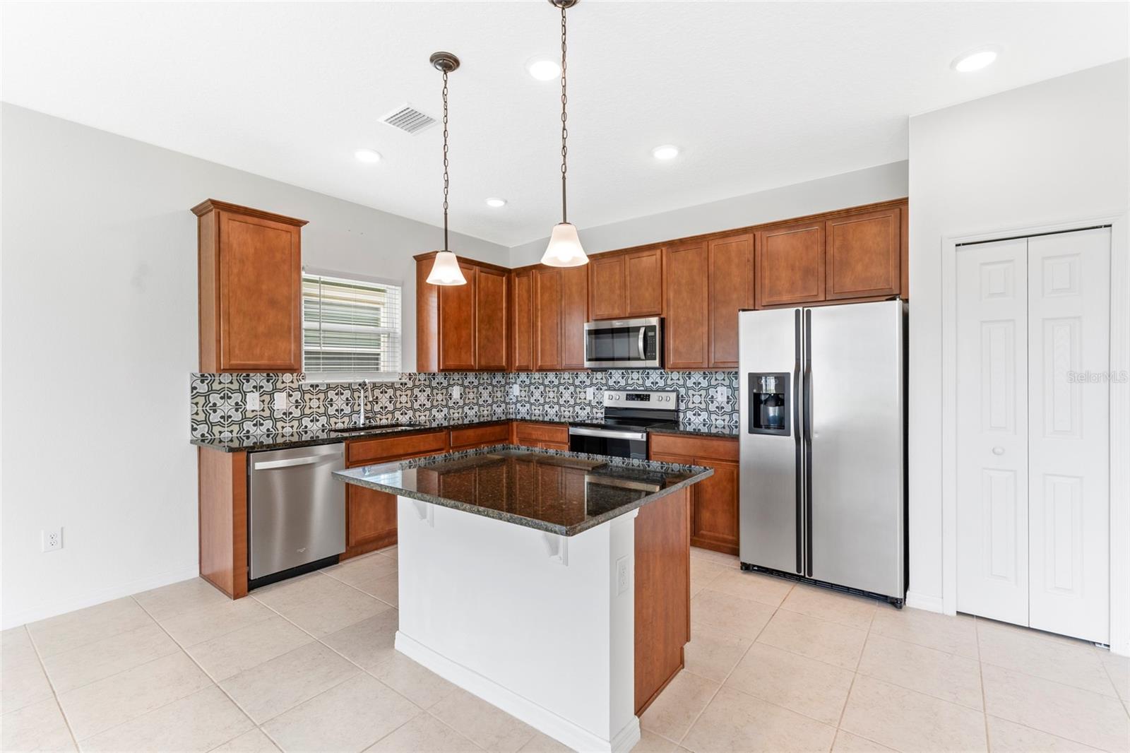 Image 8 of 26 For 3 Oakleaf Way