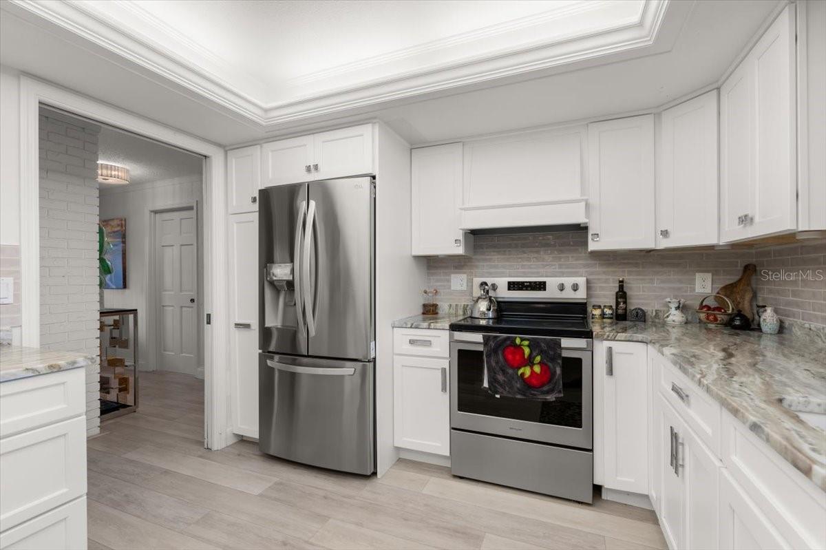 Image 13 of 59 For 940 Lambert Avenue