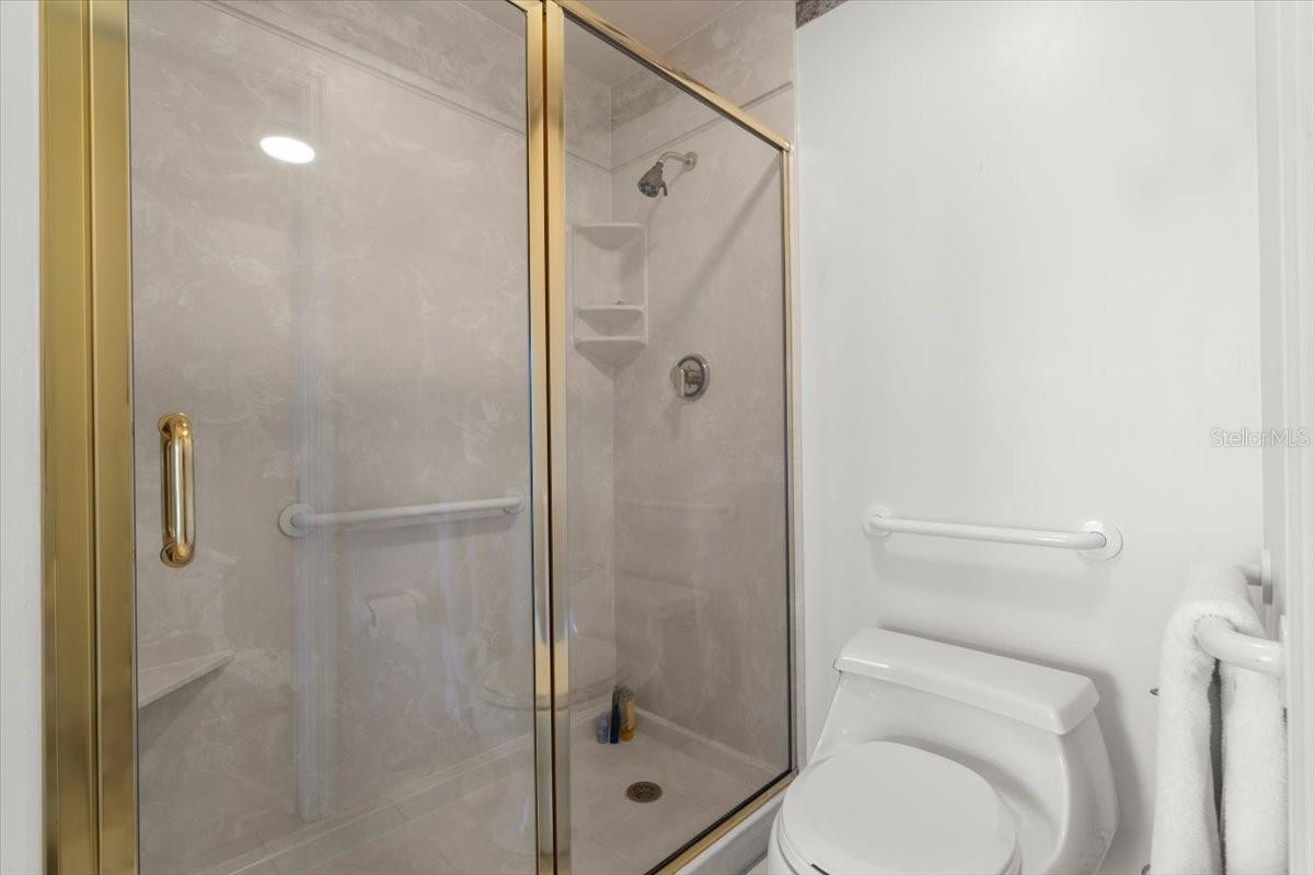 Image 41 of 59 For 940 Lambert Avenue