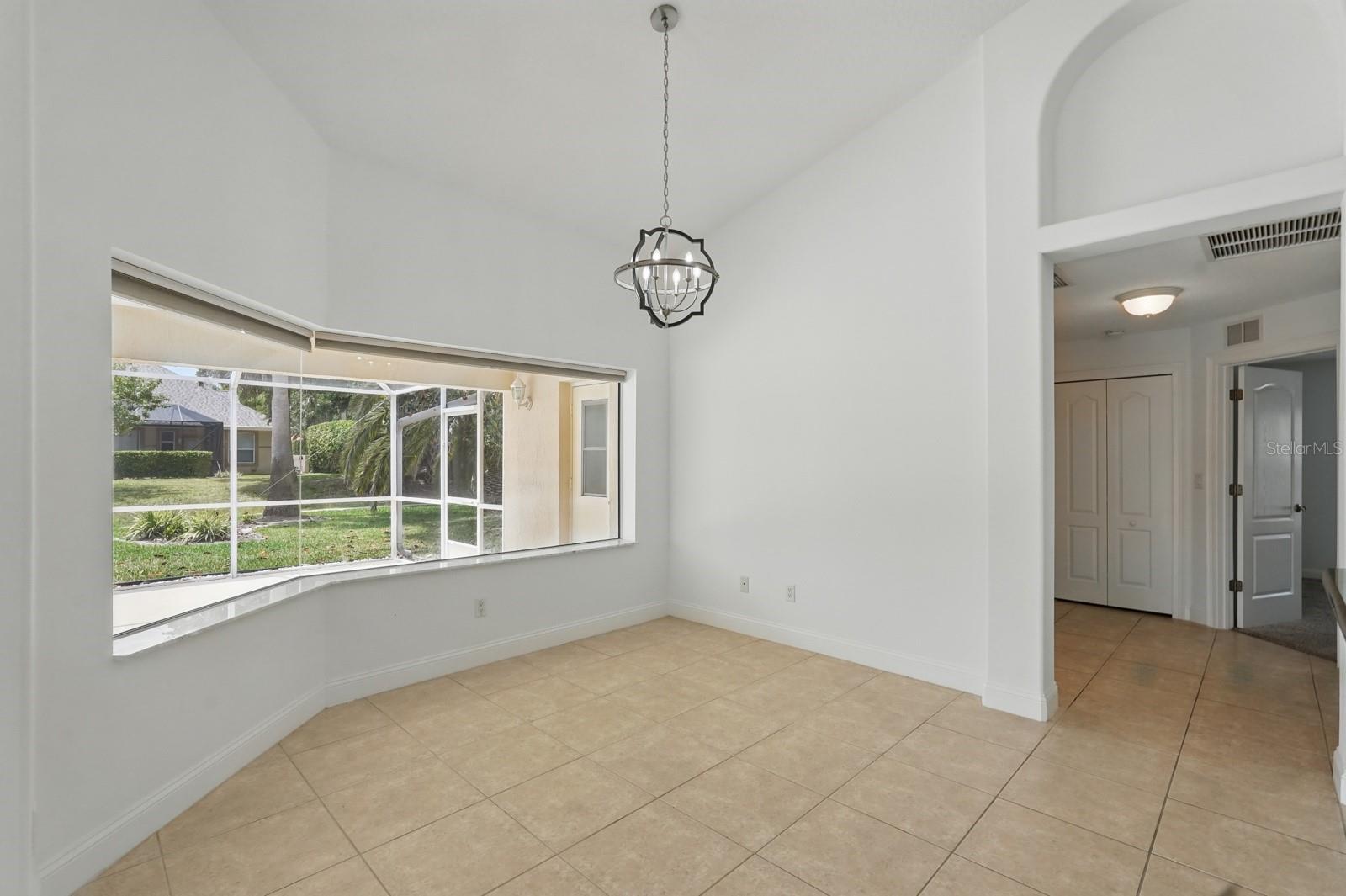 Image 12 of 49 For 47 Old Oak Drive S