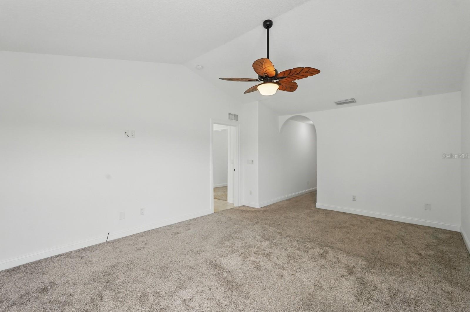 Image 21 of 49 For 47 Old Oak Drive S