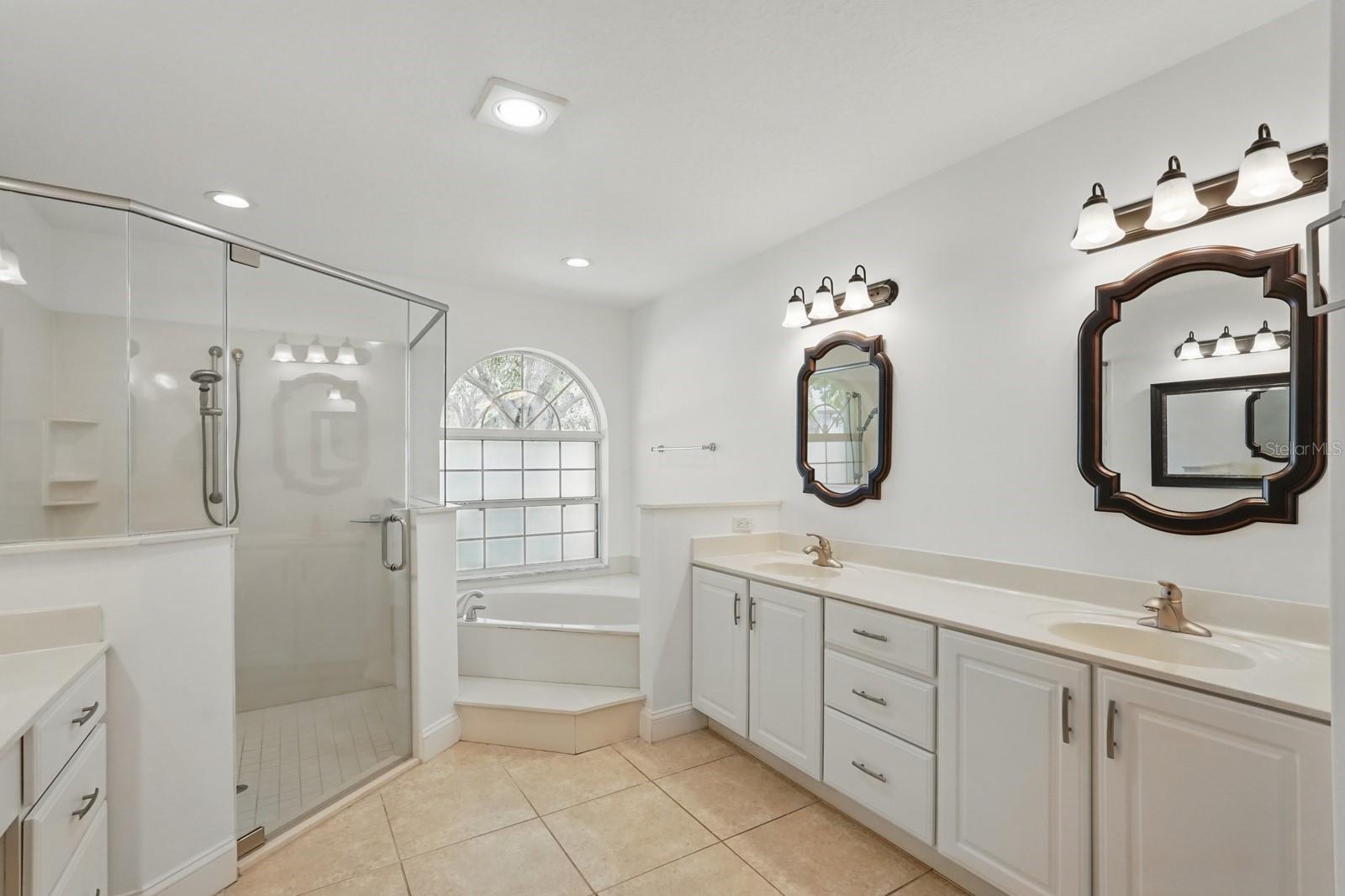 Image 23 of 49 For 47 Old Oak Drive S