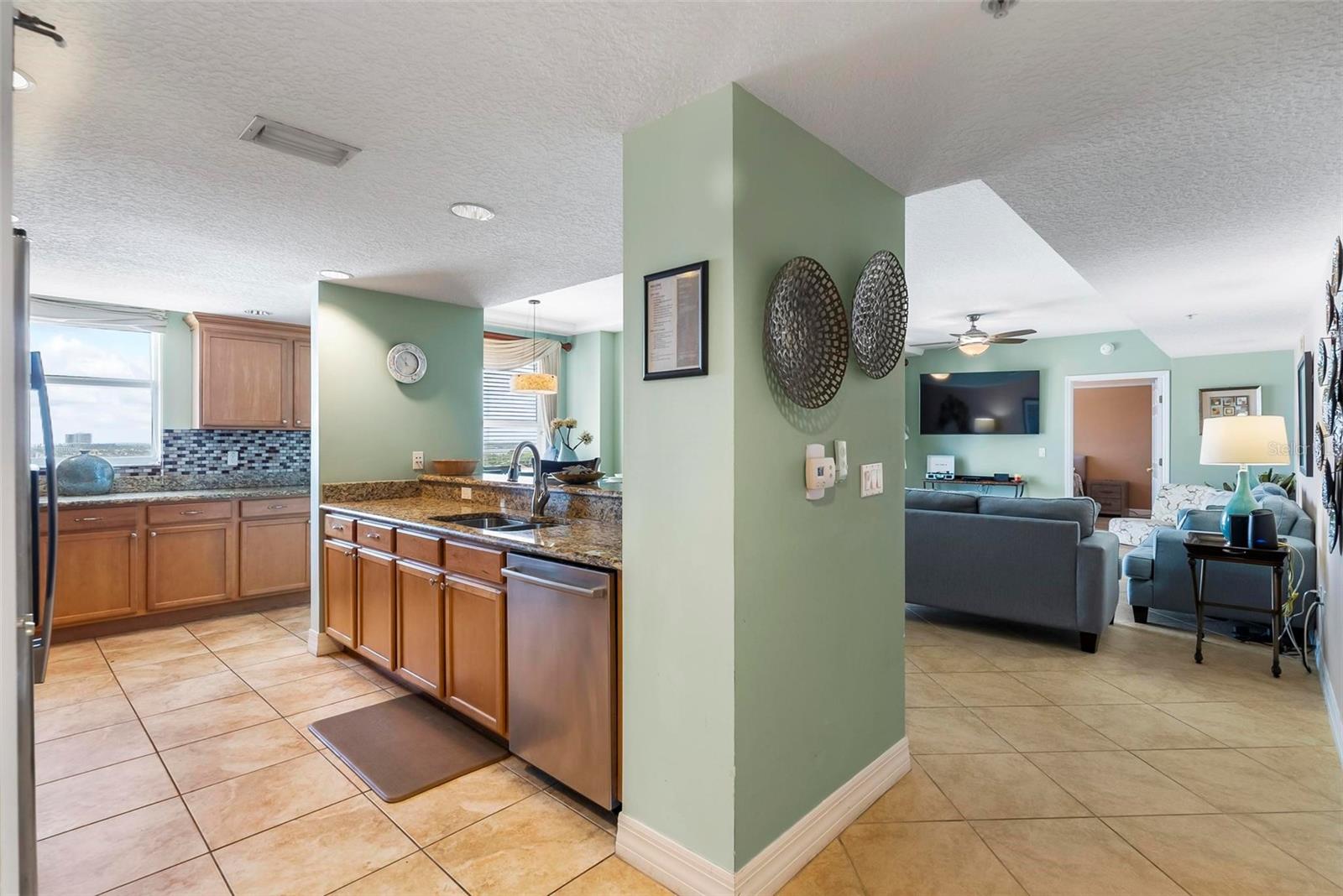 Image 3 of 39 For 2071 Atlantic Avenue 1005