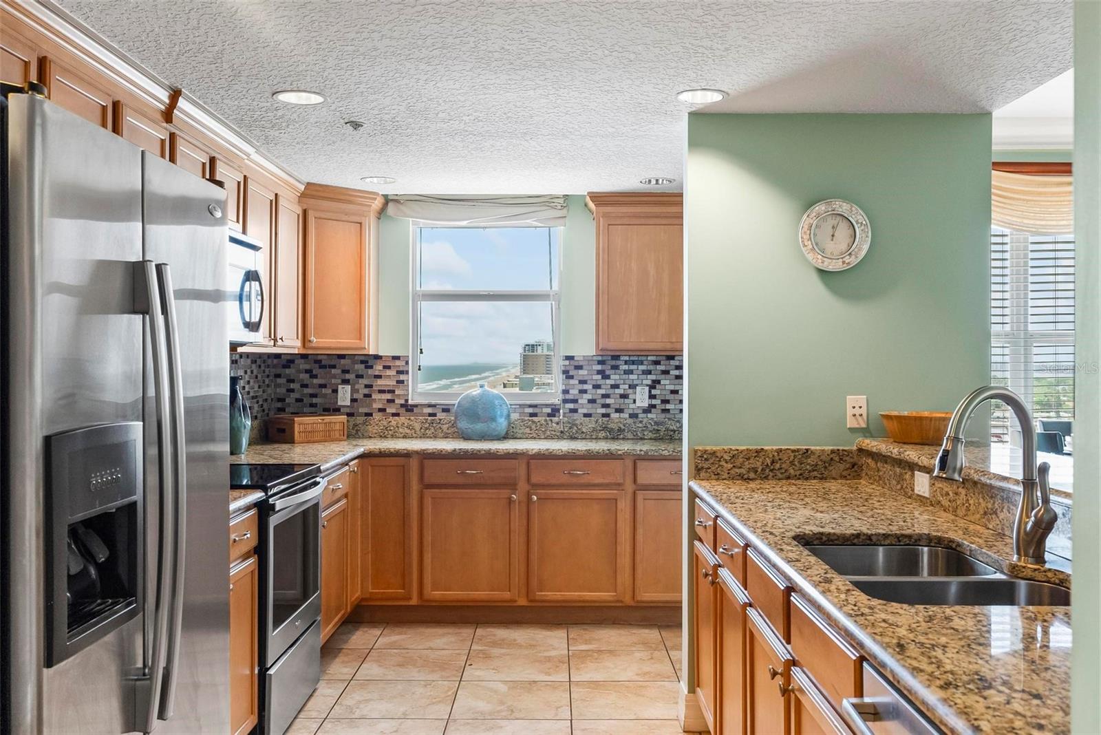 Image 8 of 39 For 2071 Atlantic Avenue 1005