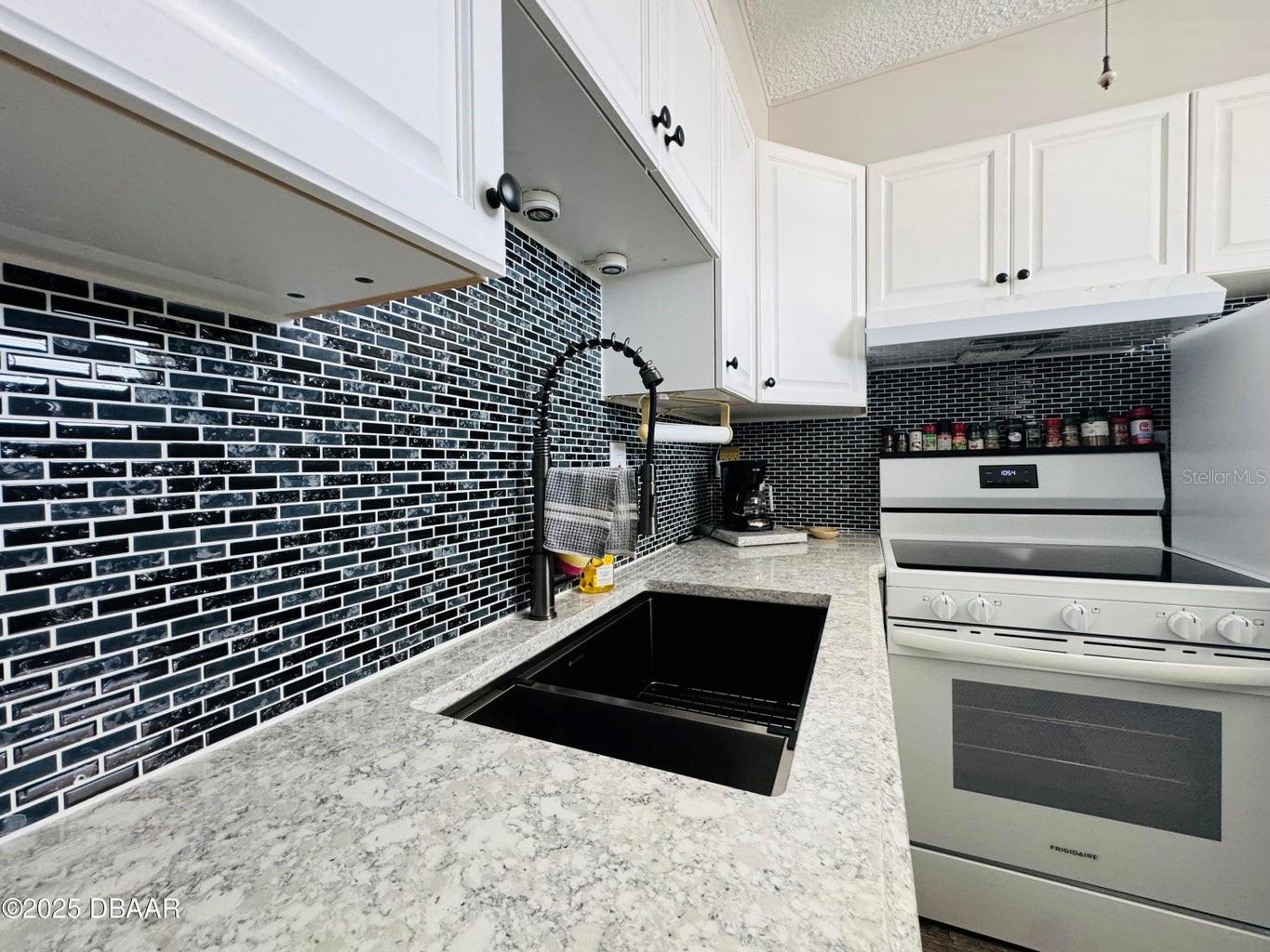 Image 14 of 32 For 2727 Atlantic Avenue 602
