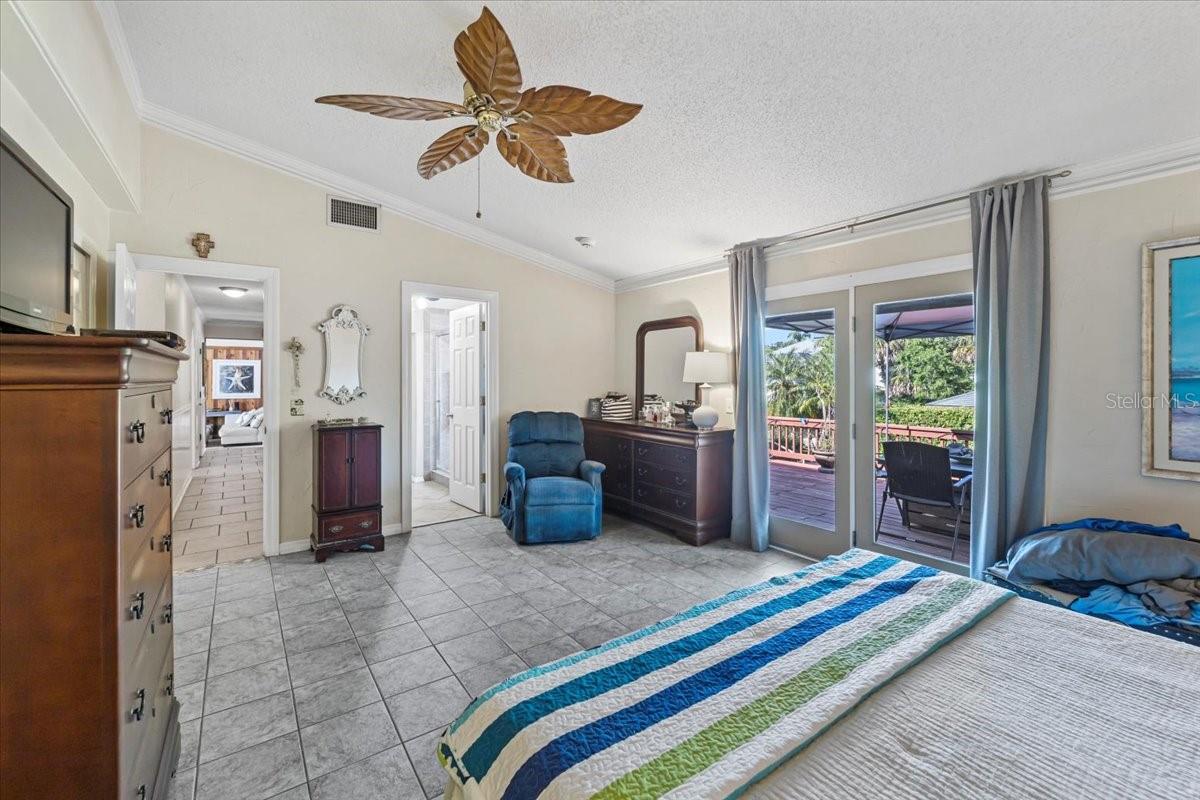 Image 14 of 61 For 20 Crescent Court N