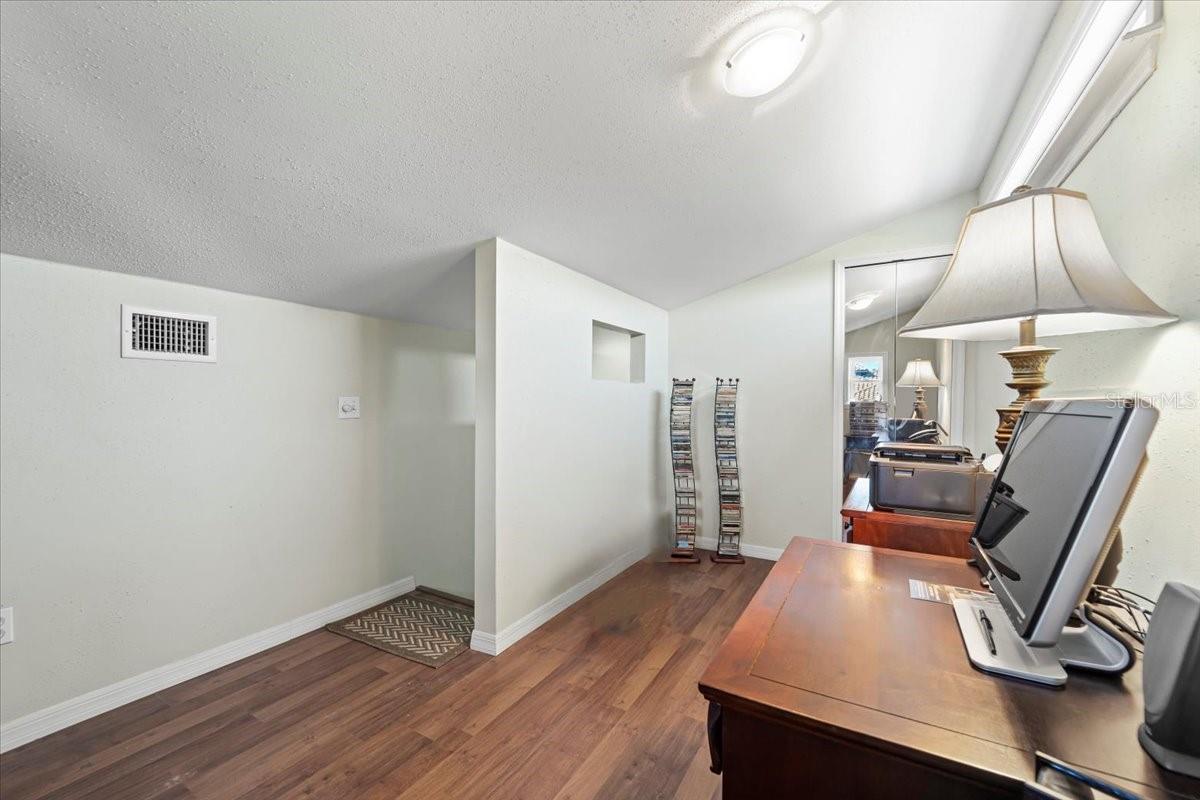 Image 26 of 61 For 20 Crescent Court N