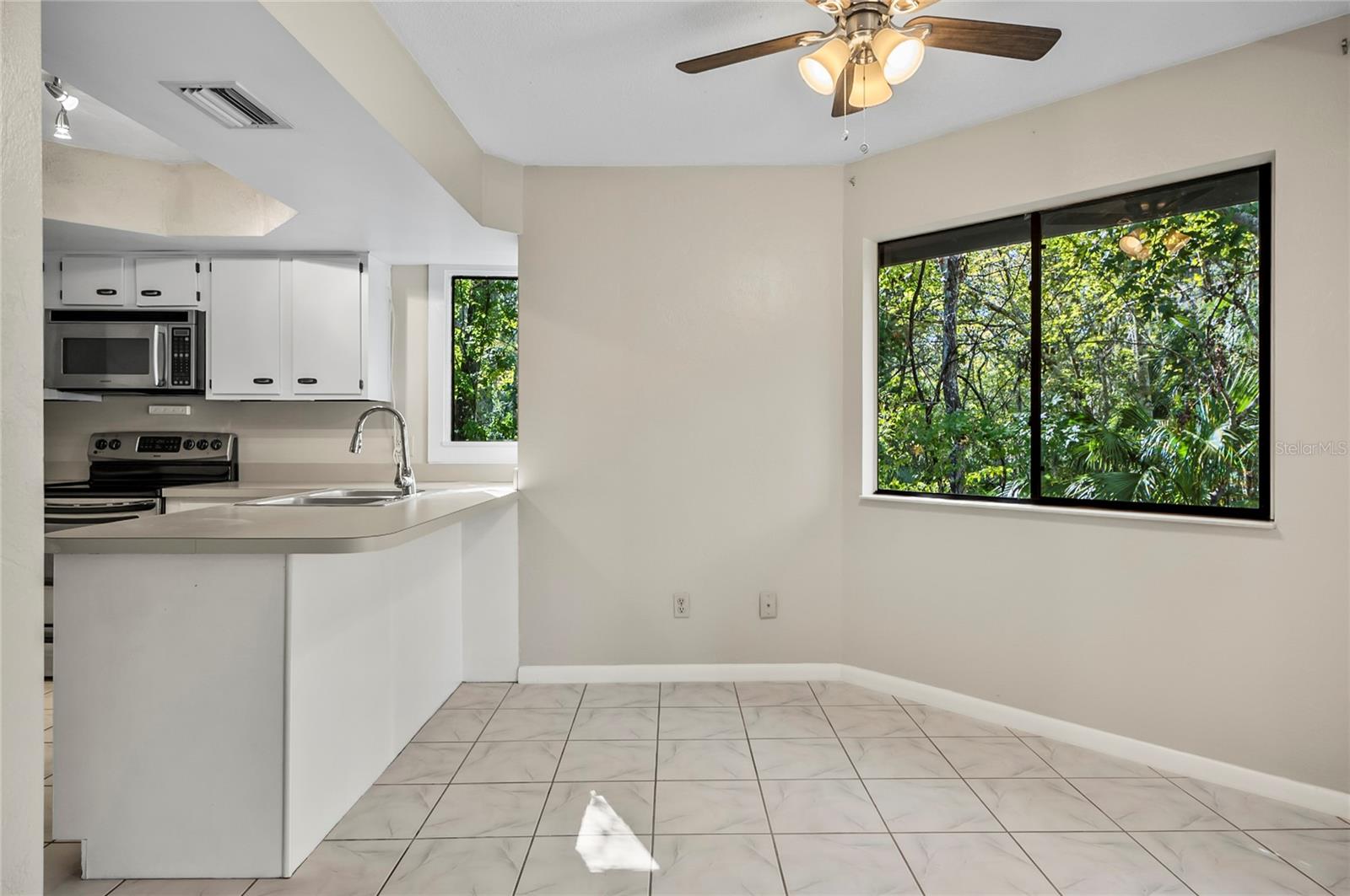 Image 17 of 41 For 18 Broadmore Circle 18
