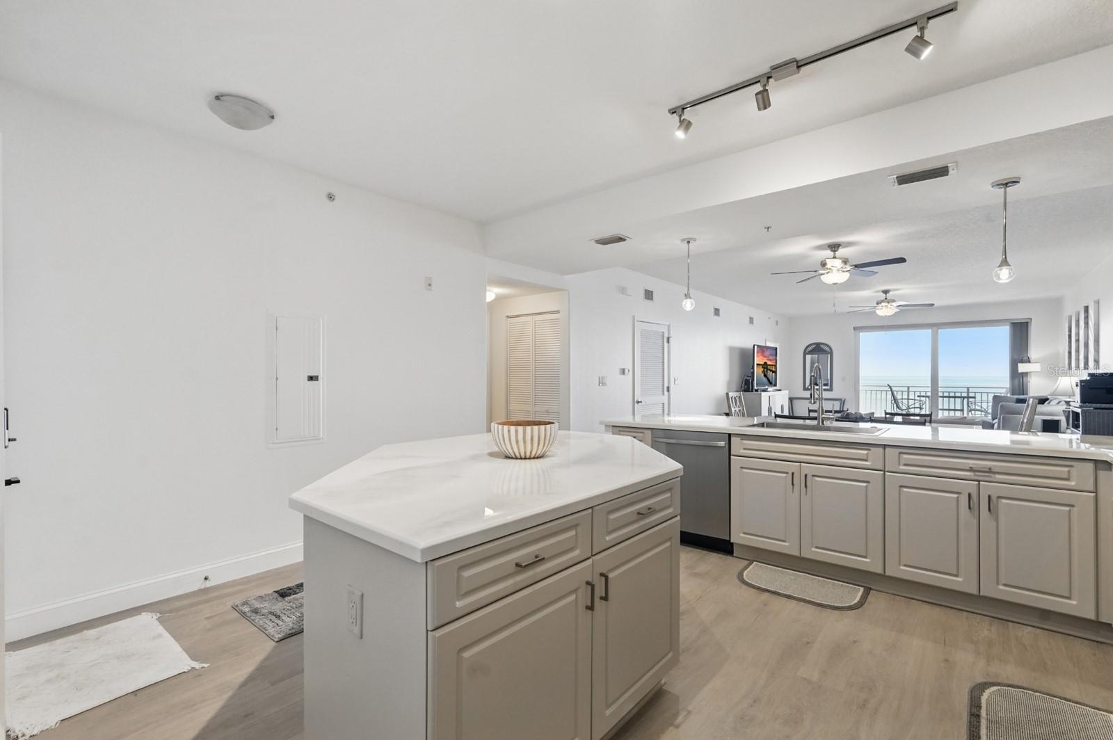Image 7 of 40 For 80 Surfview Drive 511