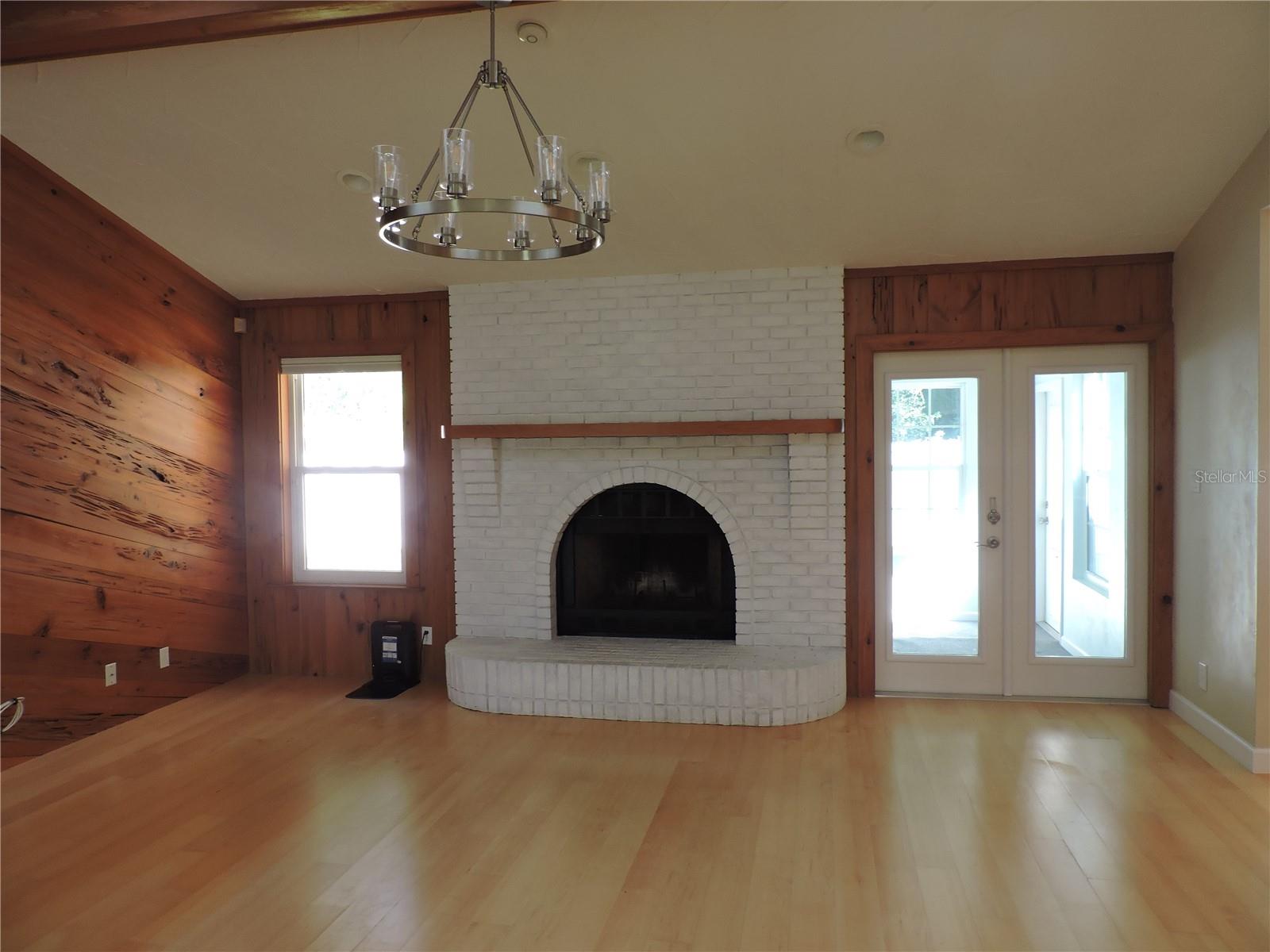 Image 5 of 38 For 543 Sandy Oaks Boulevard