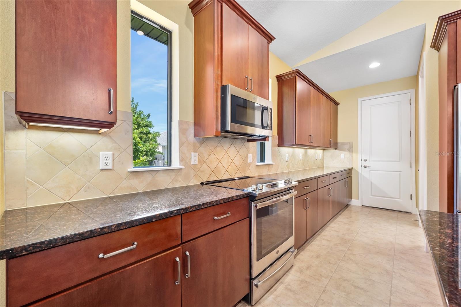 Image 10 of 73 For 27 Bay Court