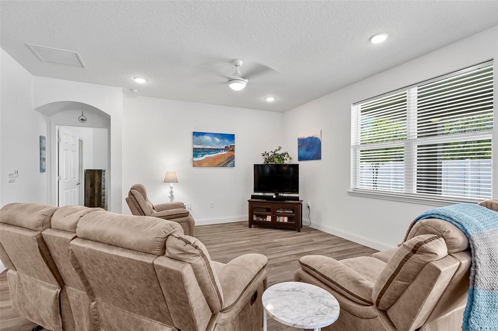 Image 16 of 55 For 40 Oakleaf Way
