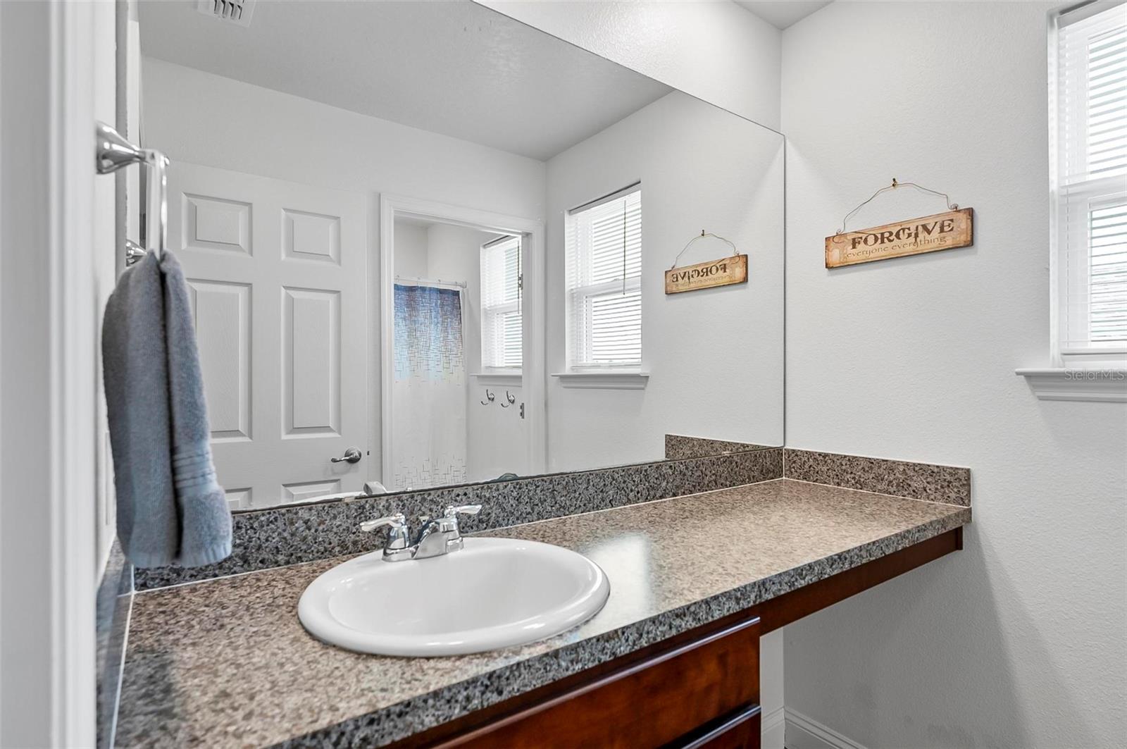 Image 17 of 55 For 40 Oakleaf Way