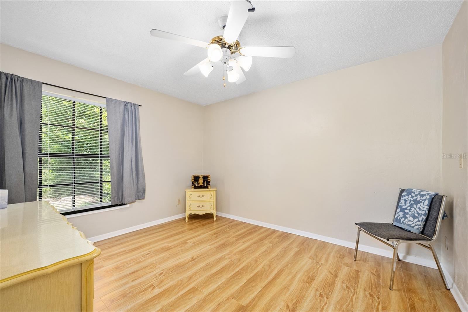 Image 16 of 29 For 915 Stonybrook Circle