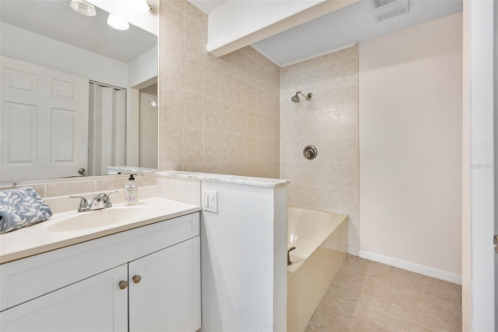 Image 18 of 29 For 915 Stonybrook Circle