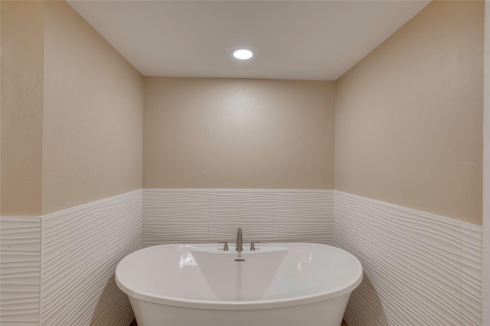 Image 20 of 59 For 1239 Ocean Shore Boulevard 11d