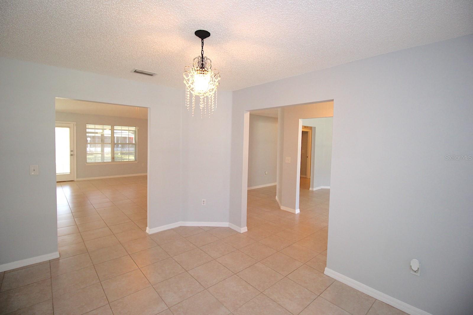 Listing photo id 10 for 12 Round Table Lane