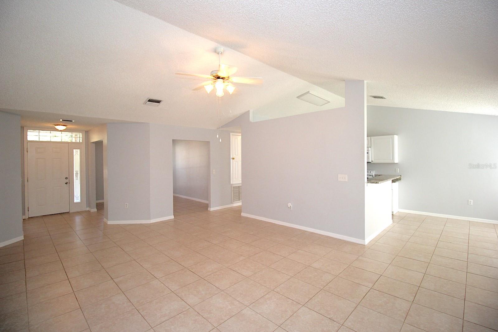 Listing photo id 12 for 12 Round Table Lane