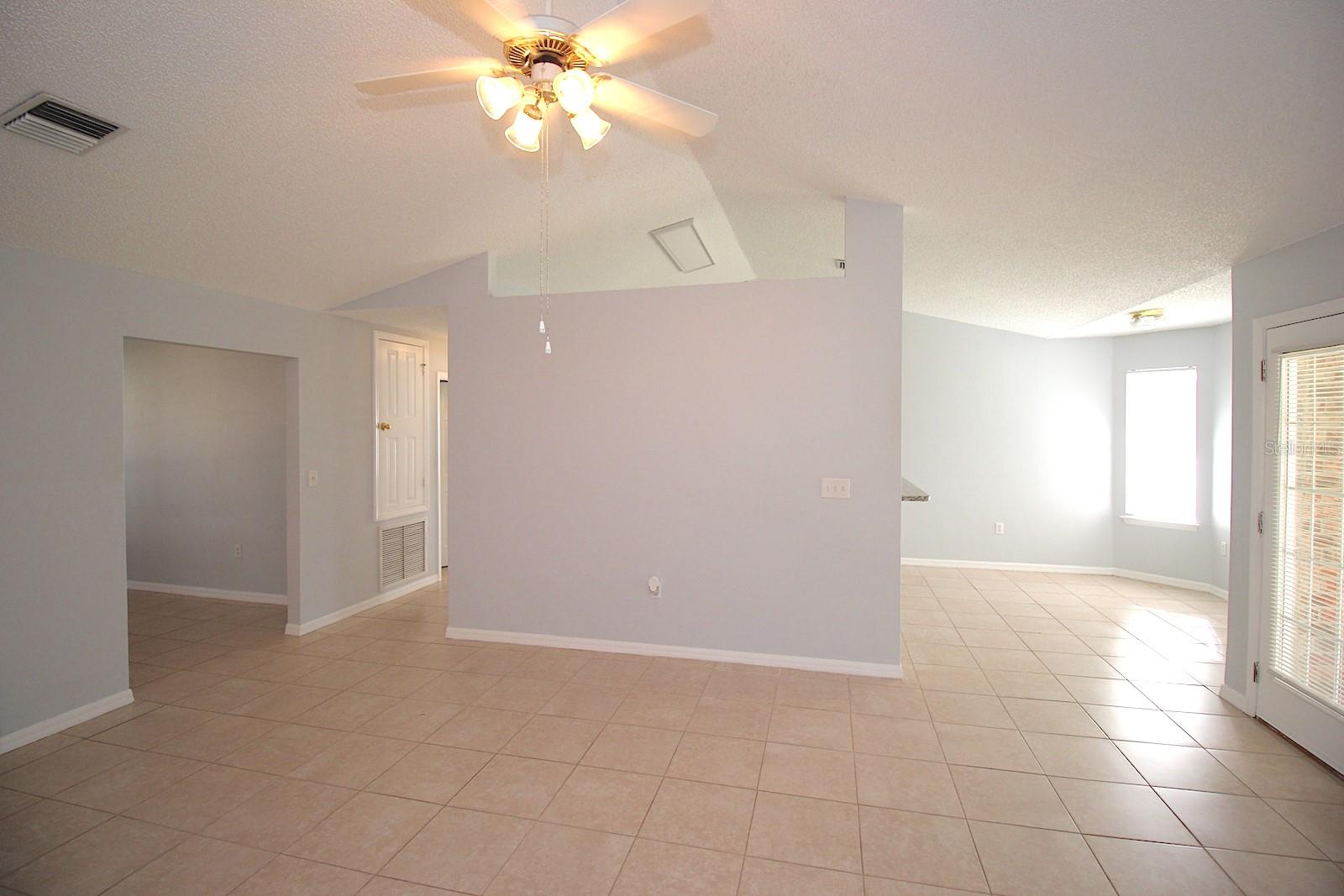 Listing photo id 14 for 12 Round Table Lane
