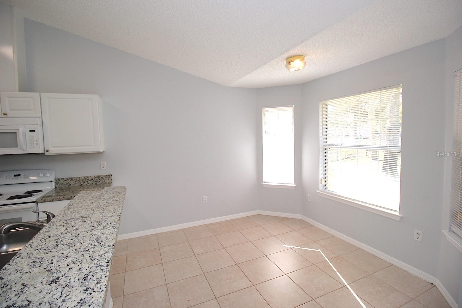 Listing photo id 15 for 12 Round Table Lane