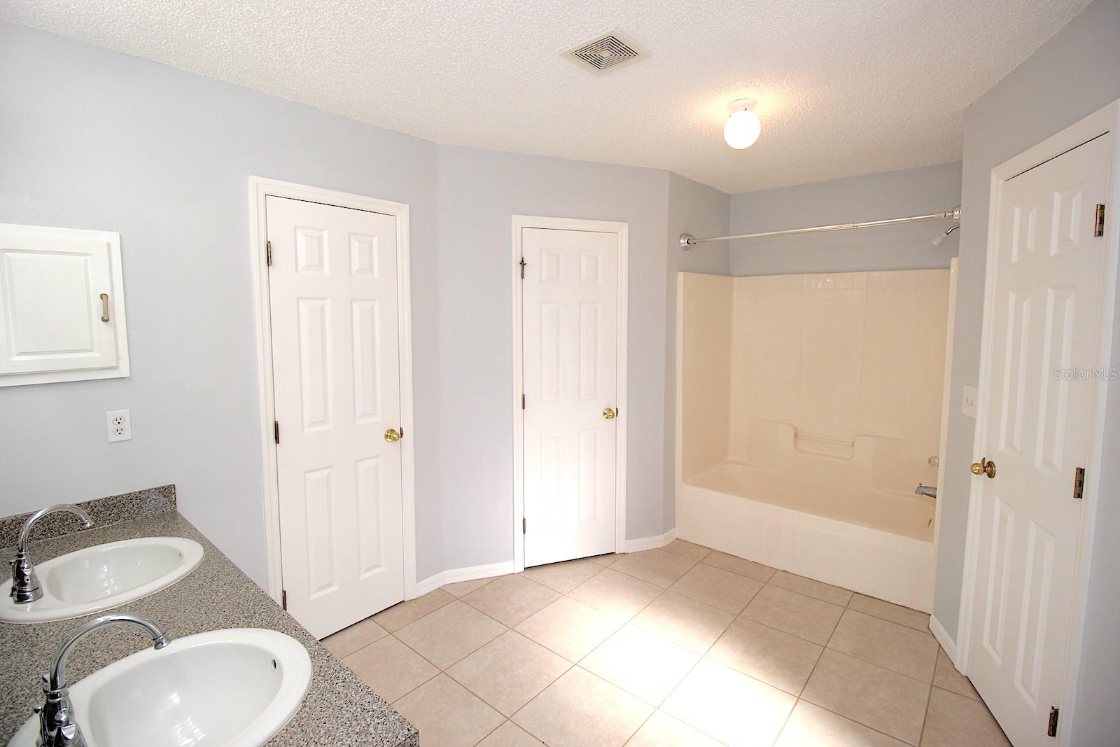 Listing photo id 24 for 12 Round Table Lane